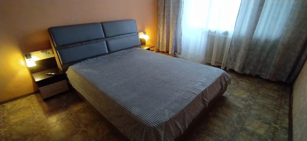 Двуспальная кровать и огромный смарт ТВ