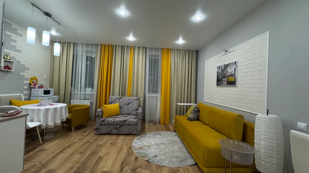 Белая студия в новом доме на центральной улице