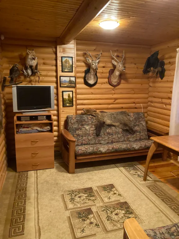 Дом в два этажа с двумя спальнями и гостиной, летний бассейн, баня