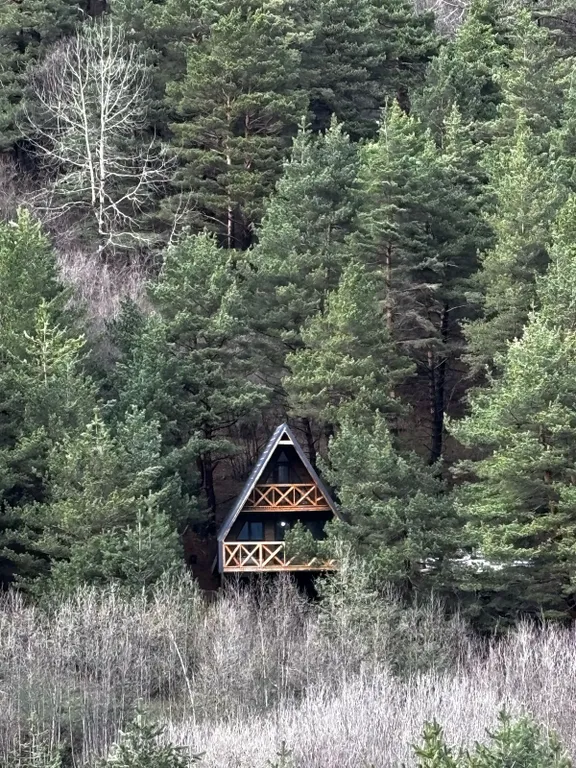 Уютный коттедж в живописной горной долине