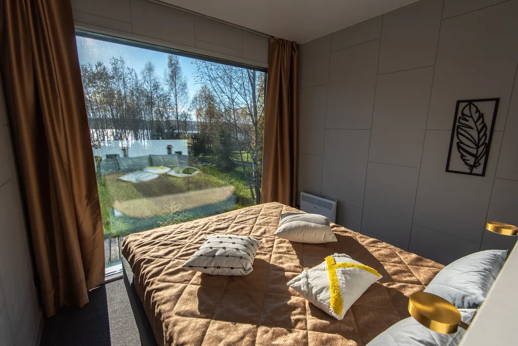 Зеркальный домик с террасой и купелью