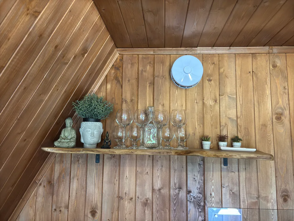 Дом афрейм с видом на горы и пруд