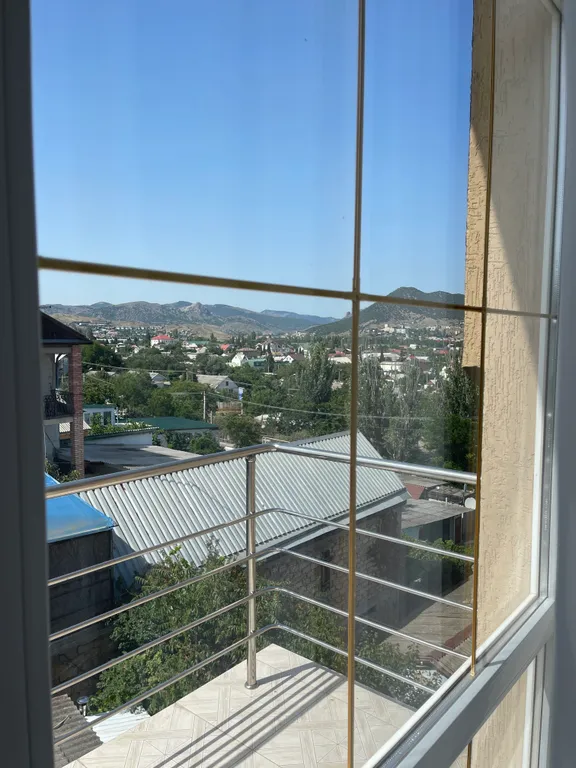 Четырёхместный номер люкс с балконом С видом на город и горы