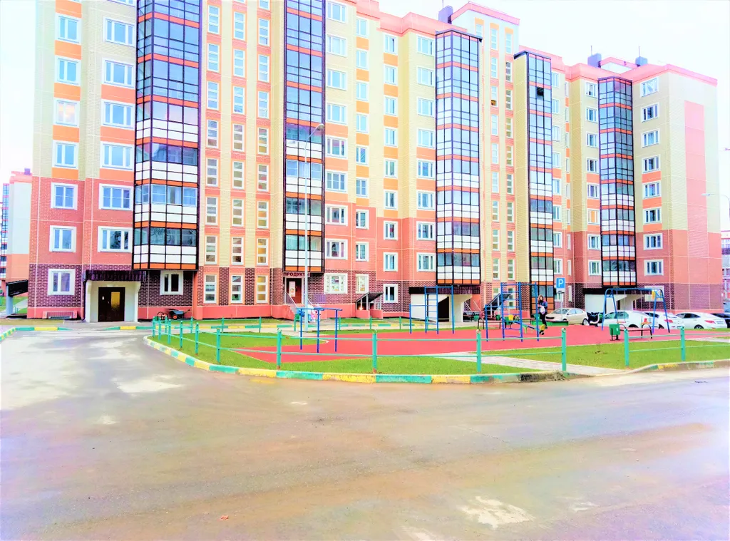 Уютная студия Мегаполис с большими окнами и плотными шторами