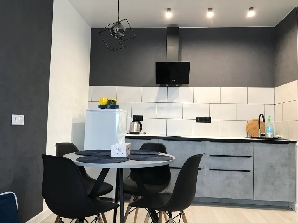 Уютная новая квартира с большой кроватью