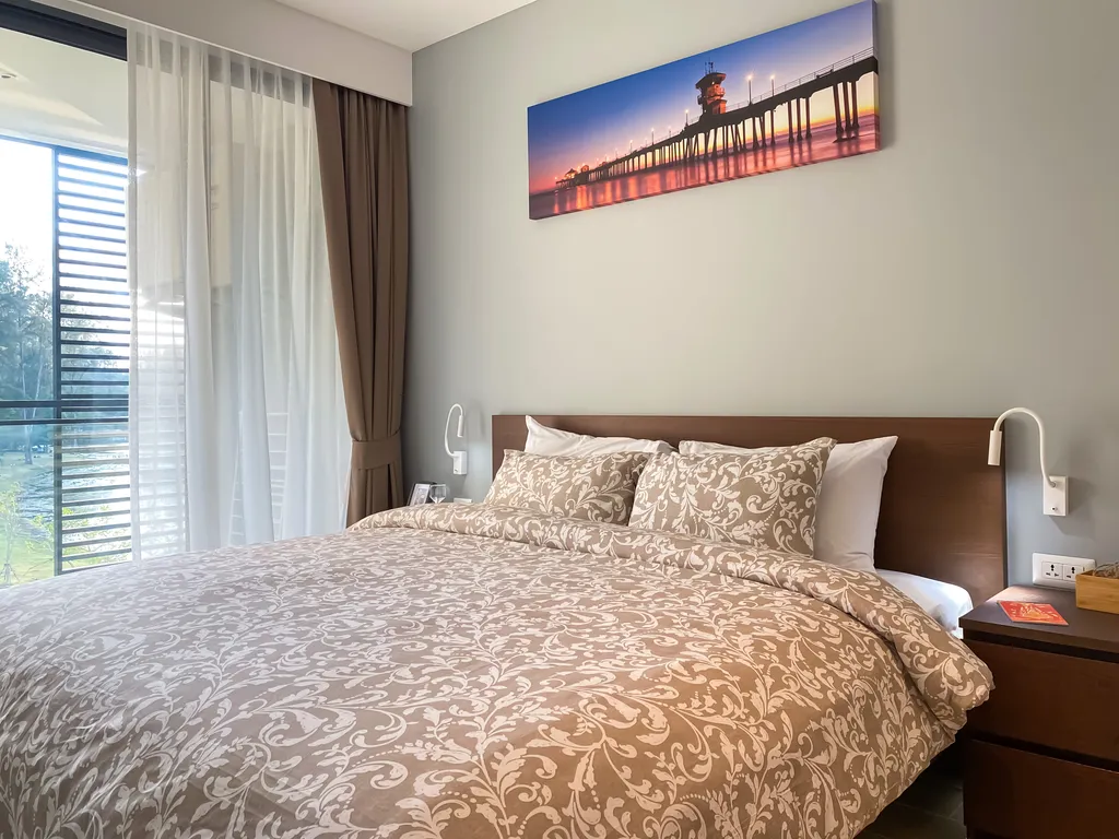 Две спальни с видом на озеро и море