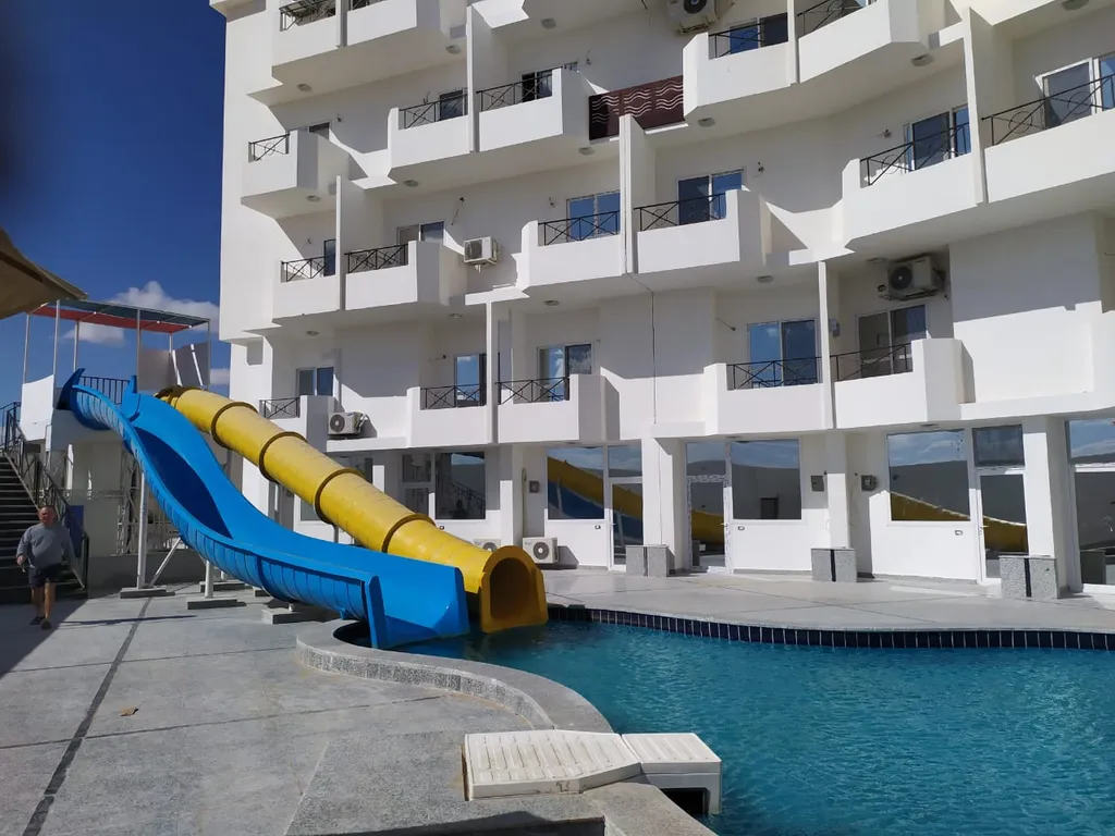 Квартира-студия с собственной террасой в 500м от моря