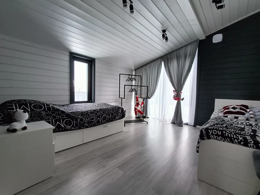 Уютный дом с панорамными окнами и бассейном на участке 15 соток