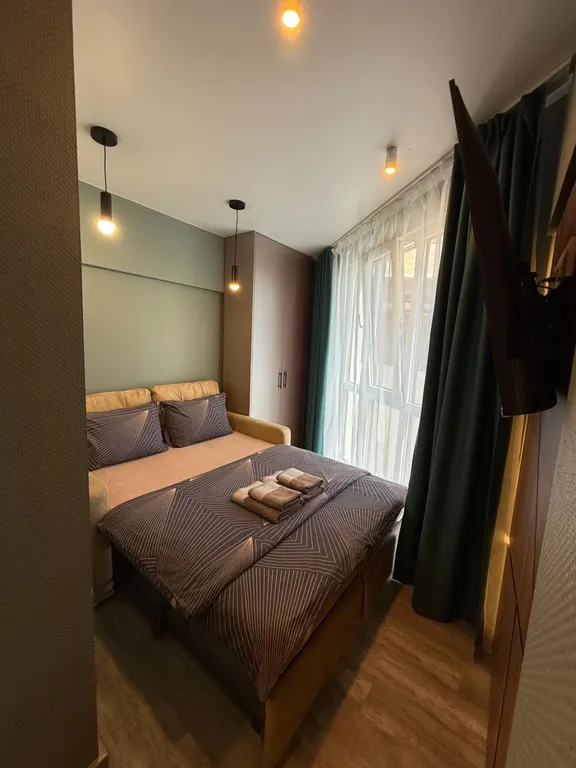 Уютная и стильная студия с отдельной кухней