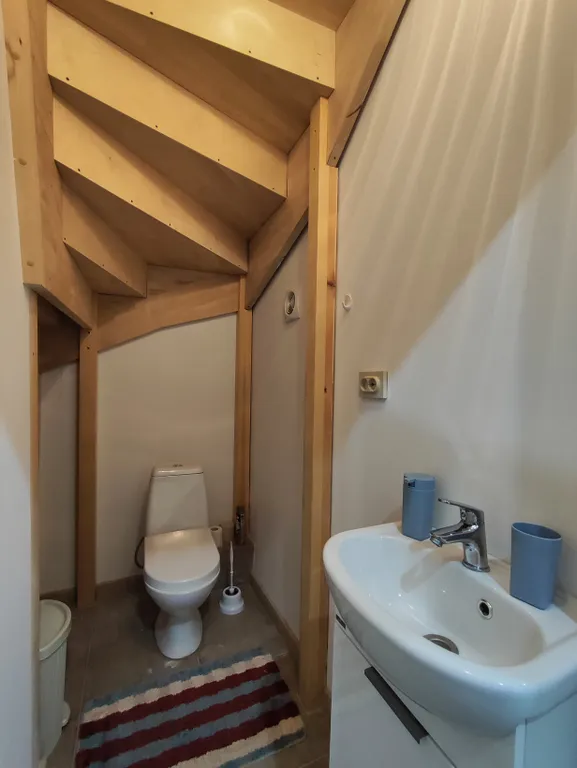 Двухкомнатная двухэтажная квартира в центре города