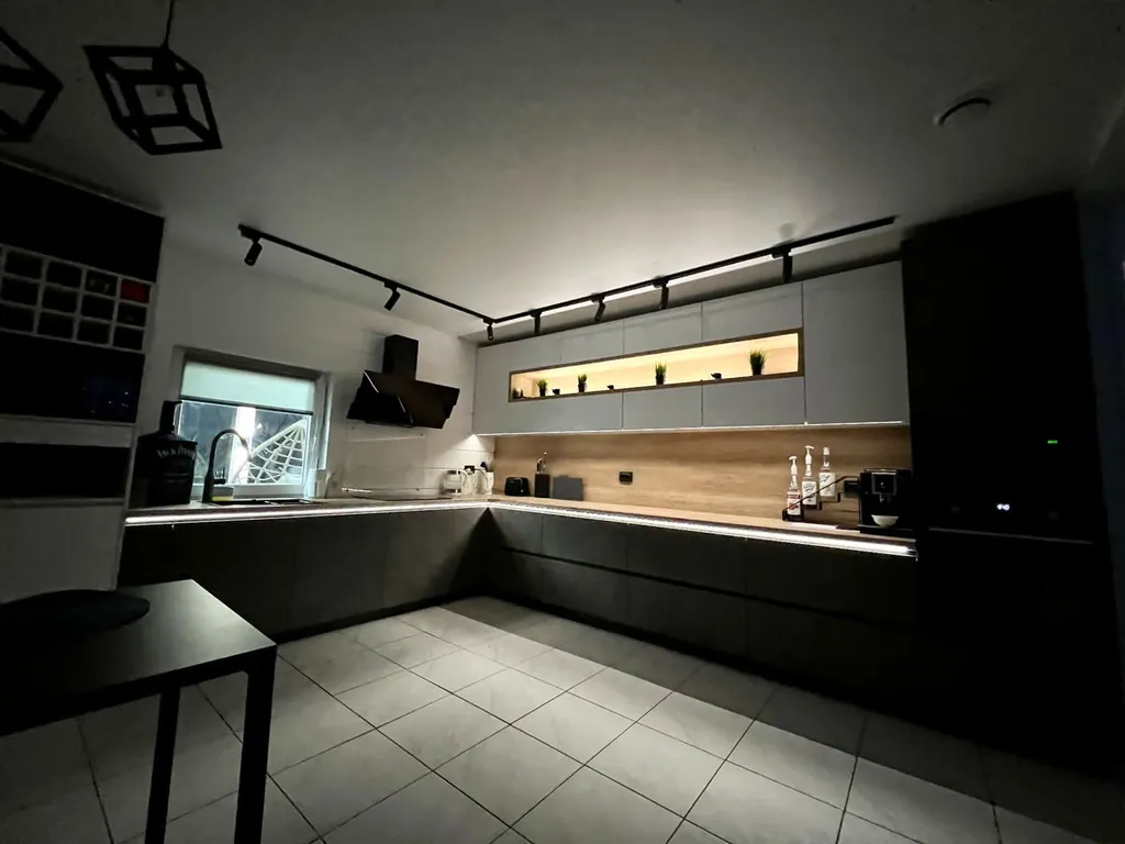 Дом и баня у реки