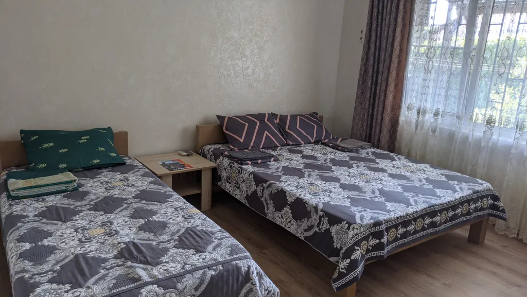 Квартира Квартира Трехместные комнаты с отдельным санузлом и душем — Сухум