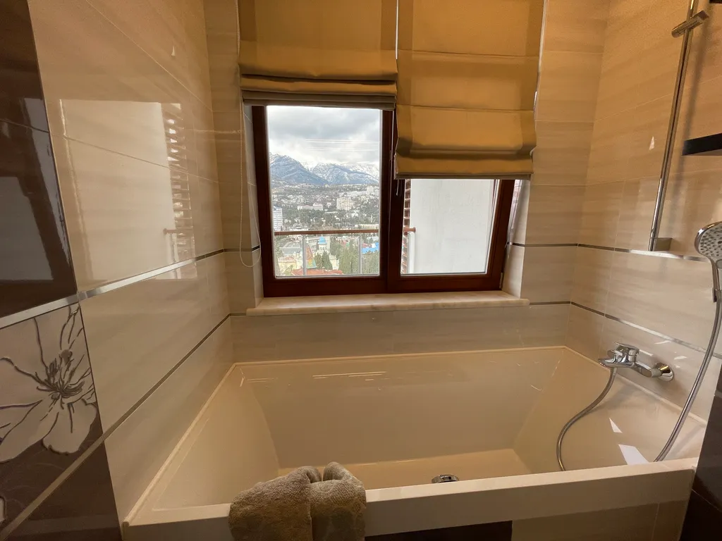 Большая квартира в центре ЖК Лотос с видом на море и горы