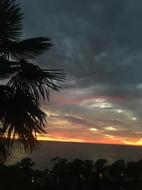 Уютная комната в центре города с видом на море