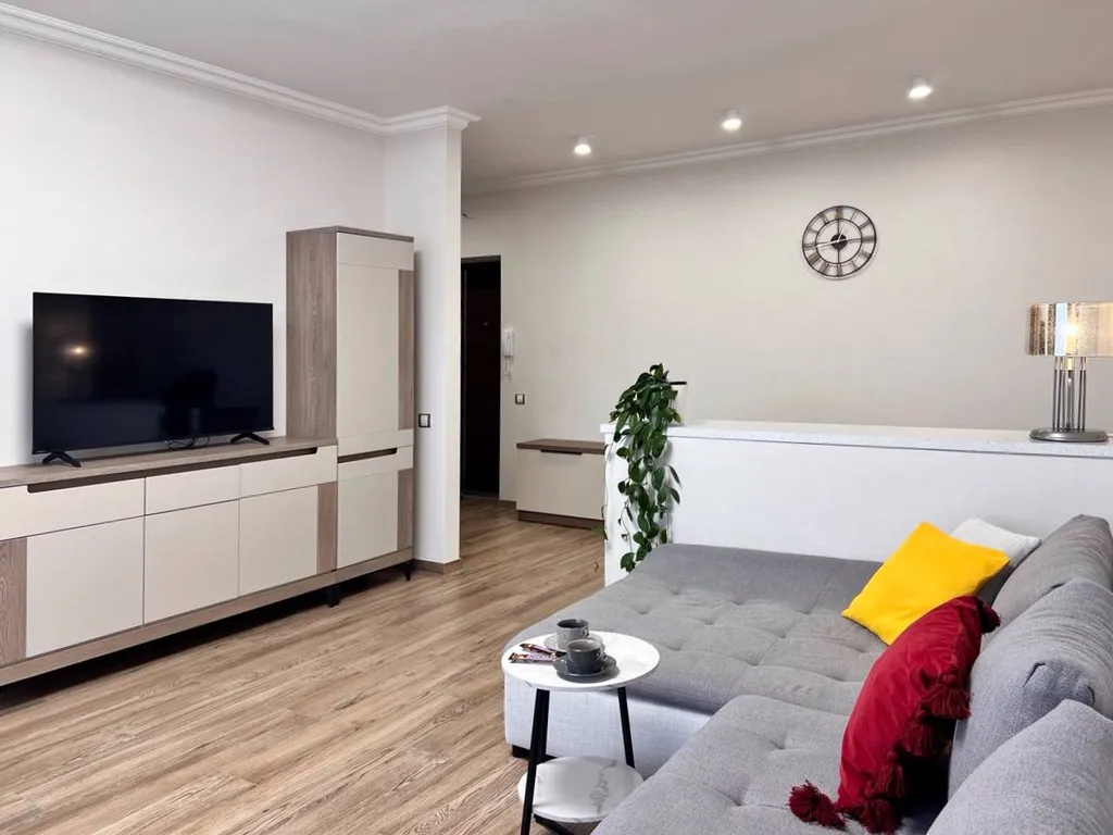 Стильный двухкомнатный люкс с видом на Кафедральный собор