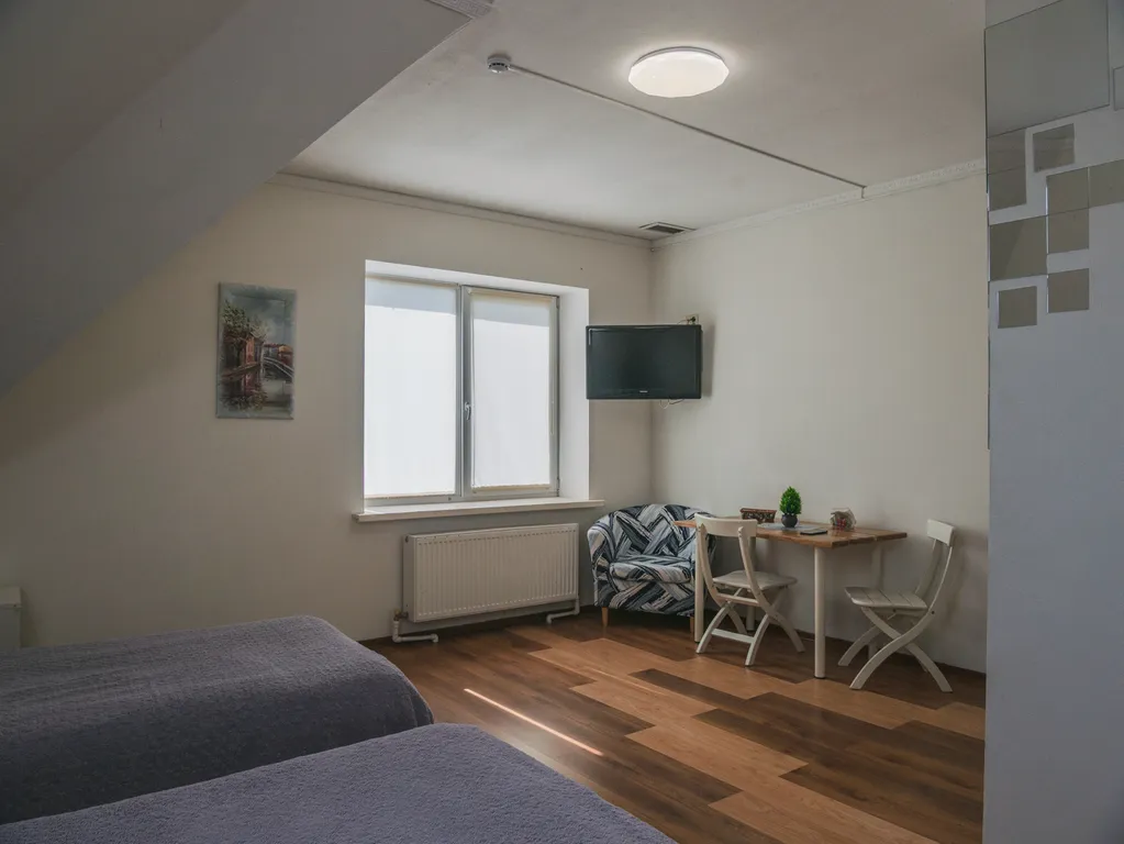 Комната с двумя односпальными кроватями в коттедже