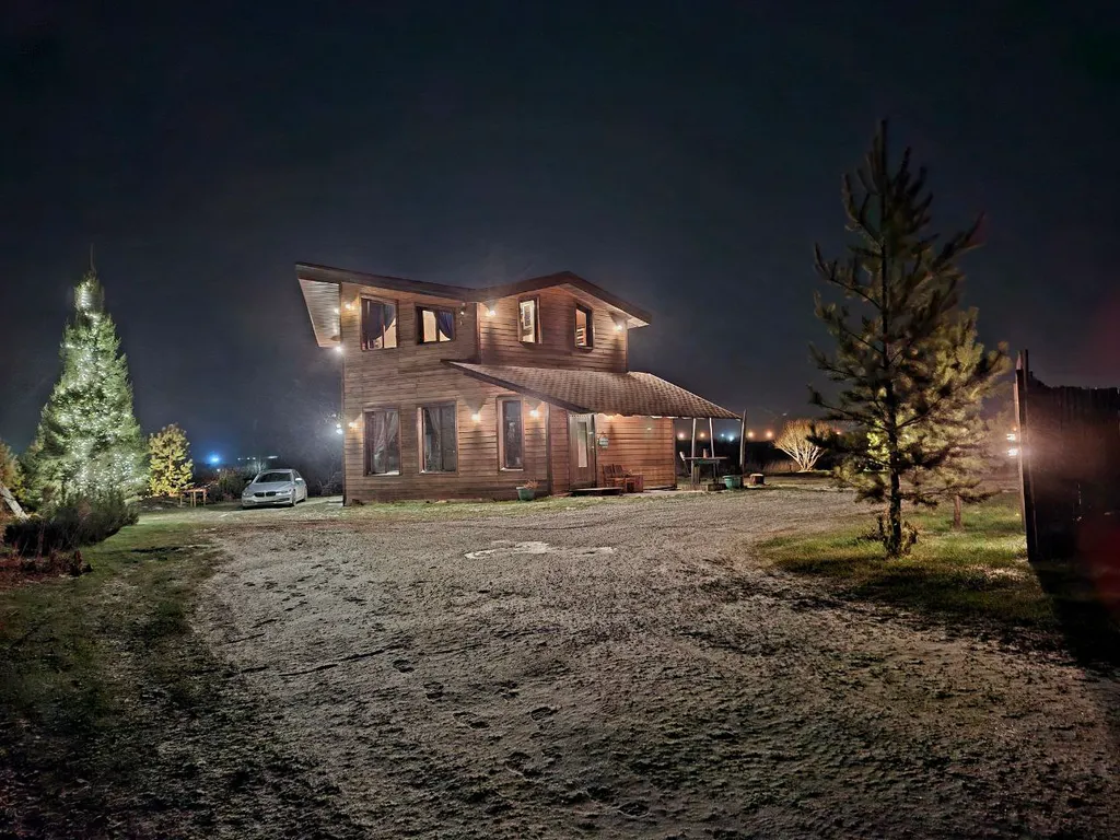 Дом с кораблем на берегу реки