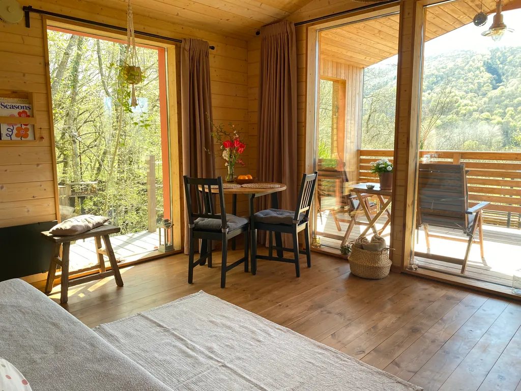 Дом на краю леса с видом на горы