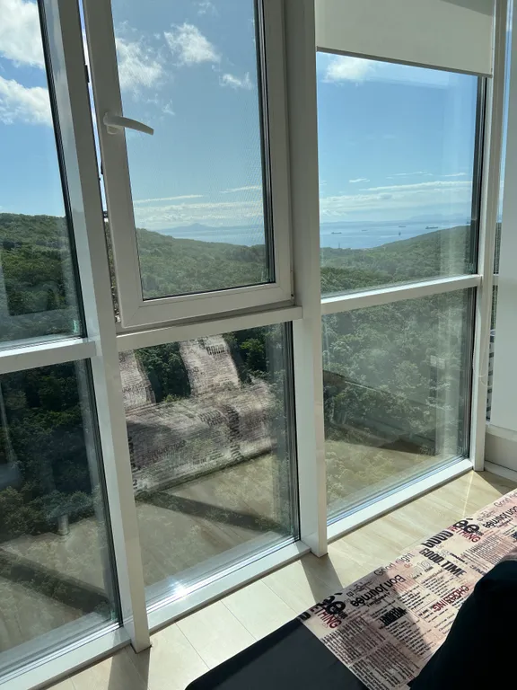 Студия с видом на лес и море