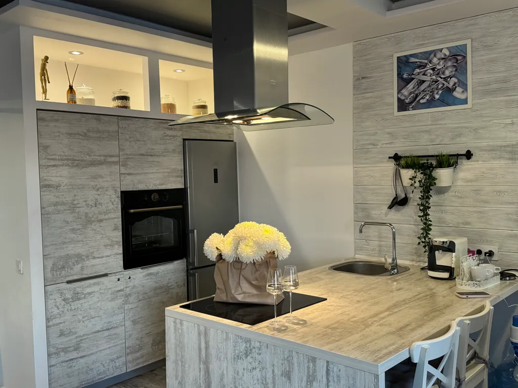 Квартира Платиновая с джакузи у окна и видом на Волгу