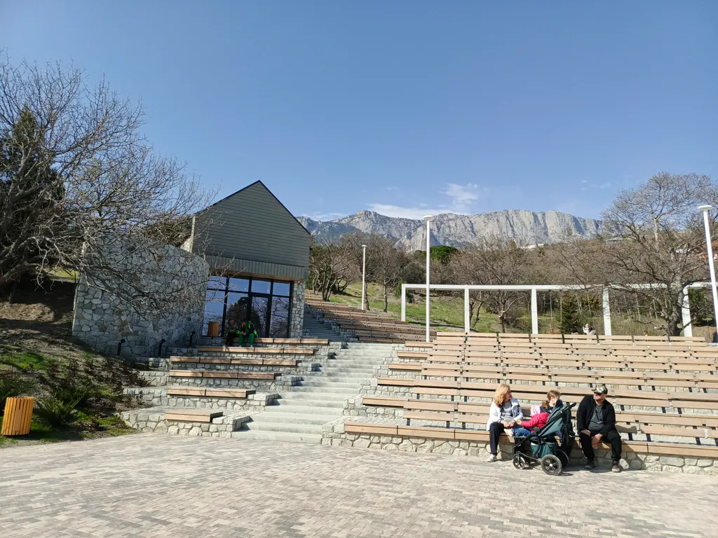 Улучшенный номер с видом на море и горы