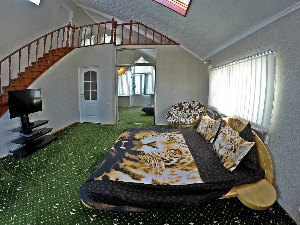 Дом в Ялте с бассейном и сауной