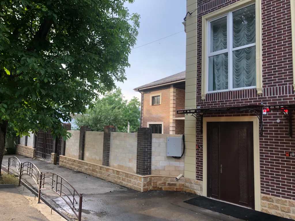 Трёхкомнатная квартира в отдельно стоящем двухэтажном здании