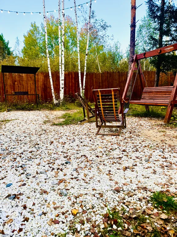 Уютный дом в черте города в окружении леса