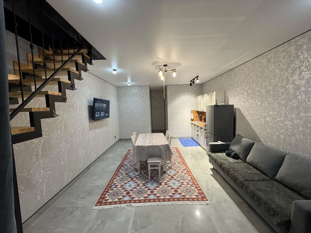 Шикарный дом с бассейном на берегу