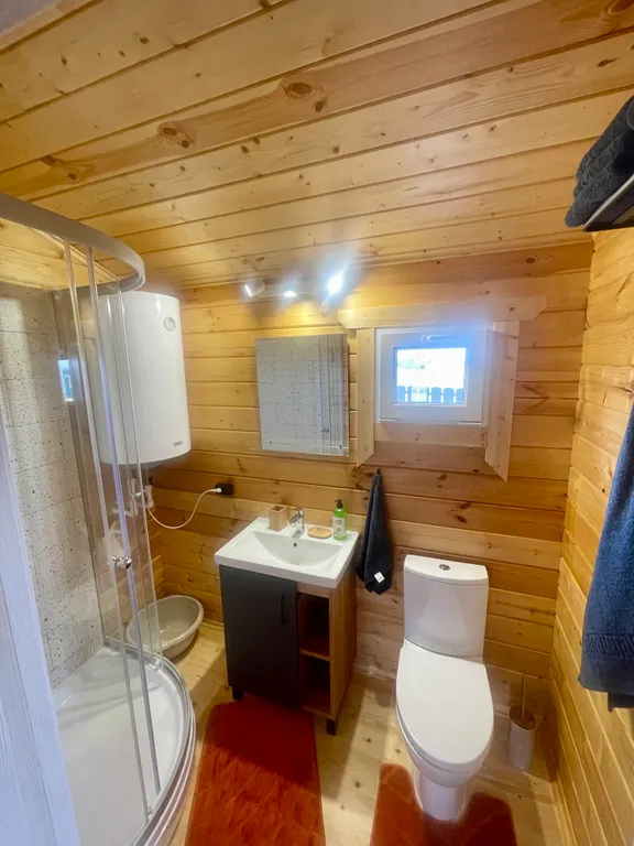 Новый деревянный домик у моря