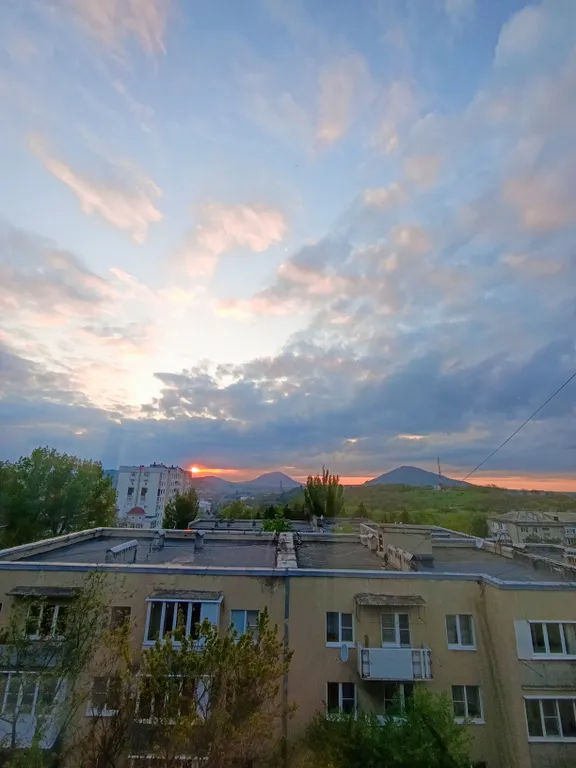 Уютная квартира с видом на горы в центре города