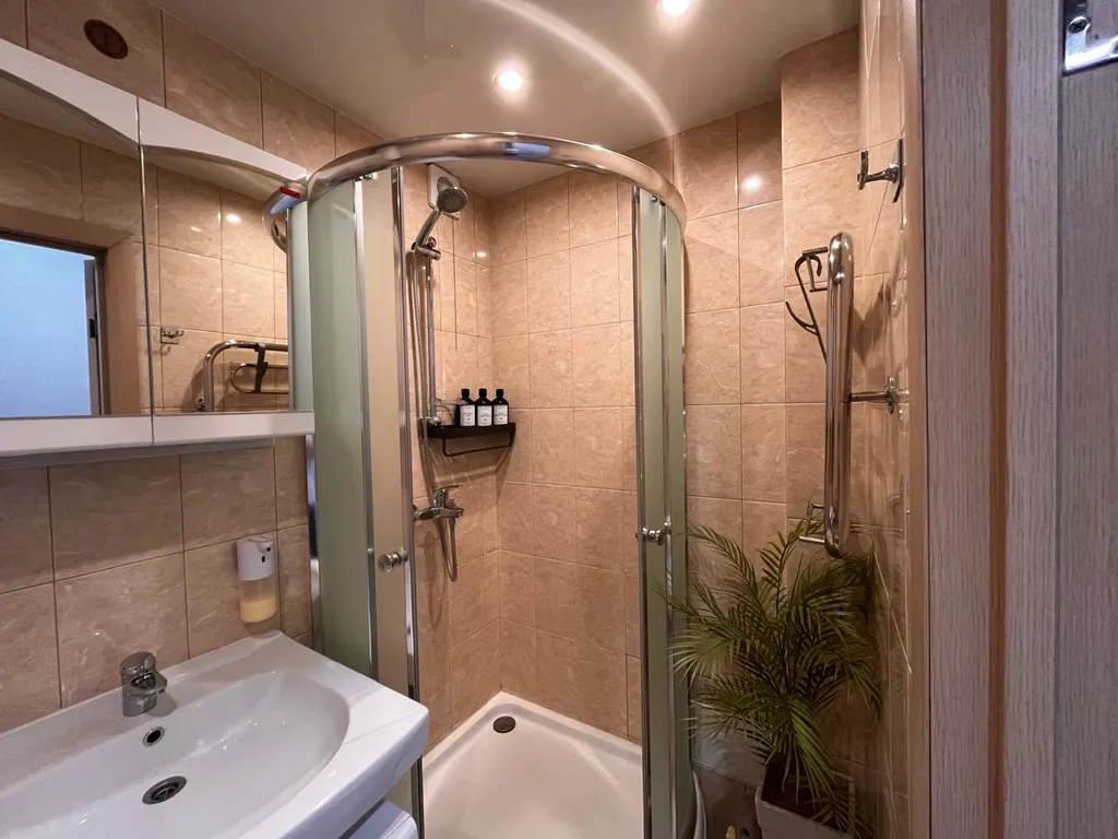 Современная квартира с камином в центре