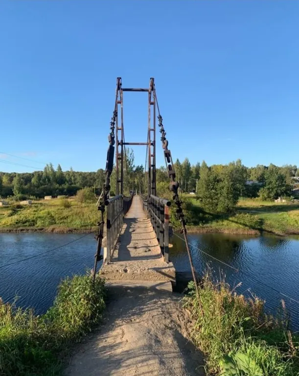 Уютный дом в жилой деревне возле реки
