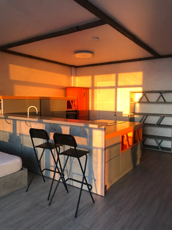 Яркая студия на берегу моря