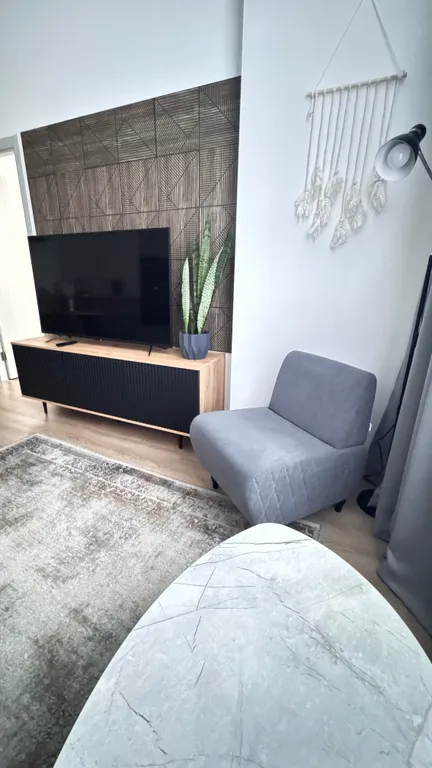 Евродвушка с высокими потолками и большими окнами, 2 кровати