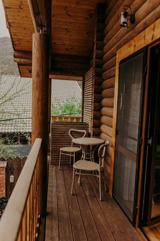 Дом напротив подъемника курорта Красная поляна с видом на горы