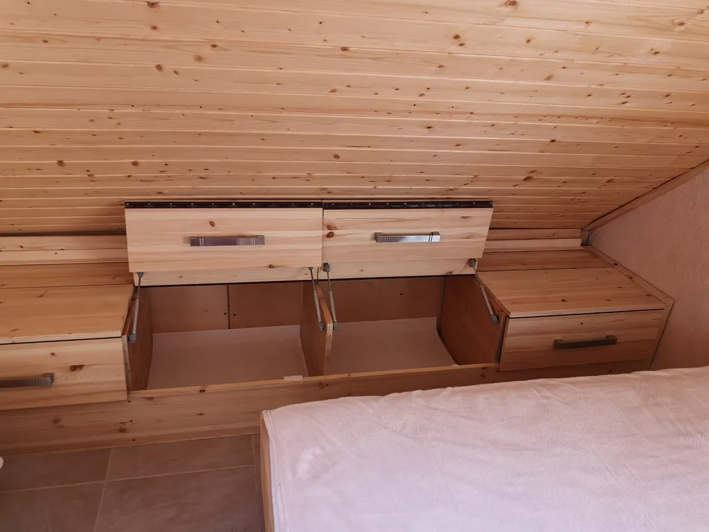 Вместительный, теплый дом на берегу реки Воря