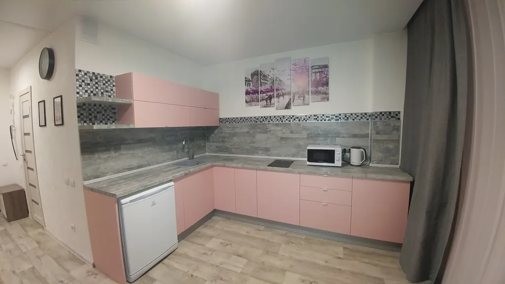 Комфортабельная студия с дизайнерским ремонтом в серо-розовом тоне