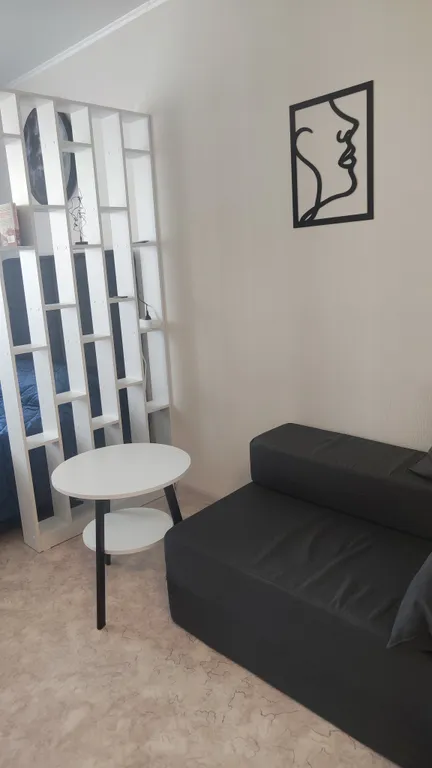 Уютная студия с камином рядом с озером