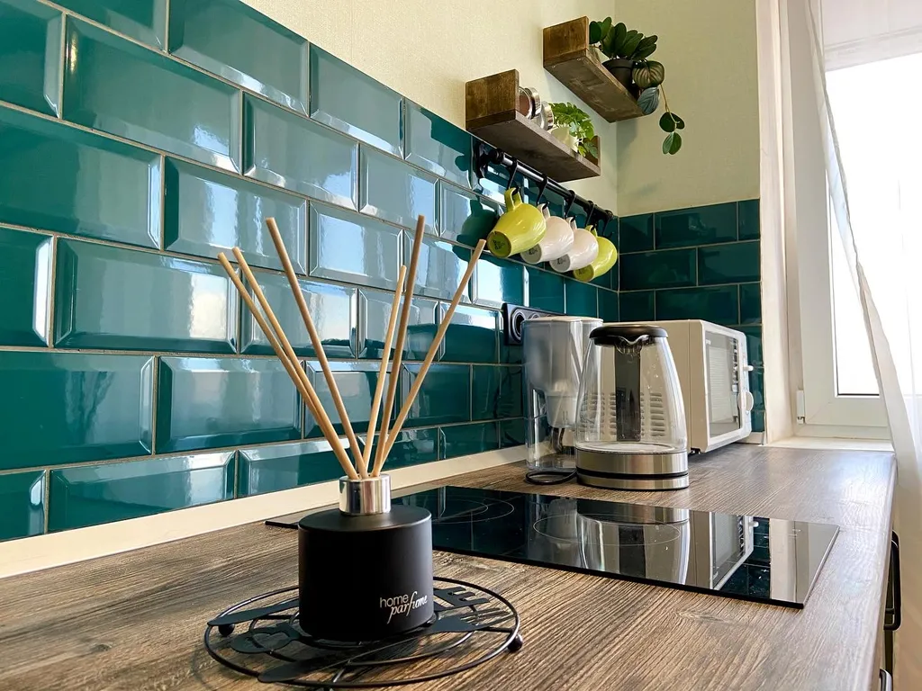 Уютная студия с качелями и видом на тихий зеленый сад