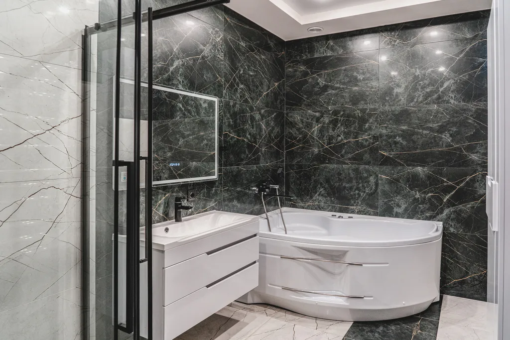 Новый дом с баней и бассейном у озера