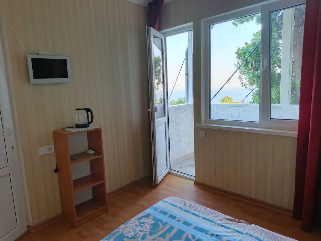 Отдельная комната-домик с выходом на террасу с видом на море