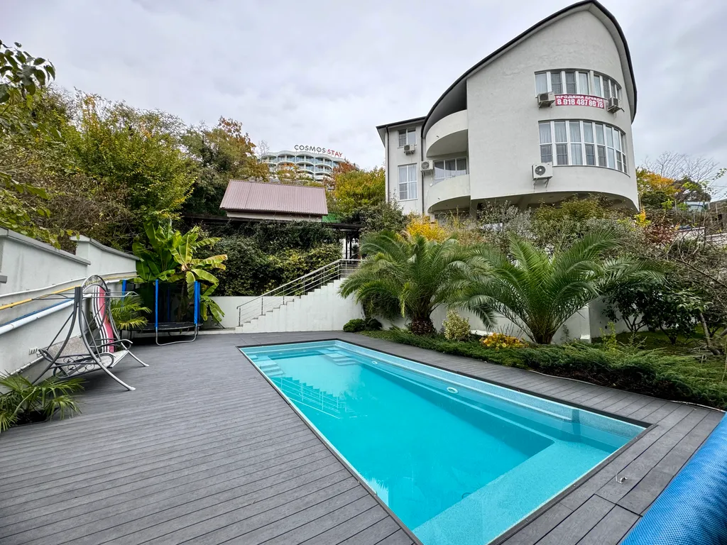 Дом с бассейном и баней у моря