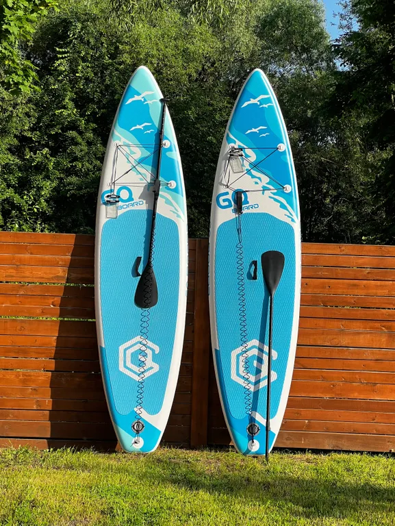 Треугольный дом на берегу озера