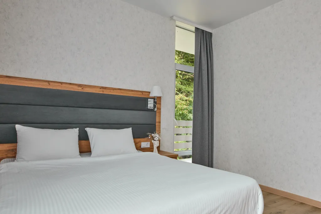 Панорамный двухместный апартамент комфорт с мини-кухней и балконом