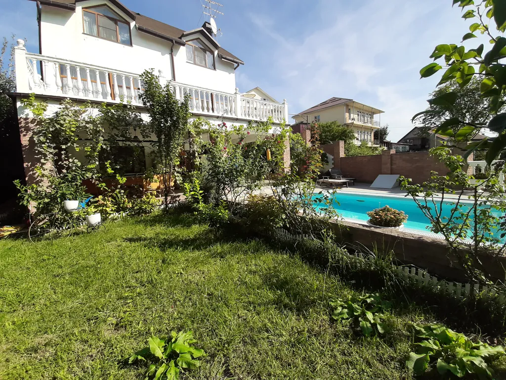 Дом с бассейном недалеко от моря