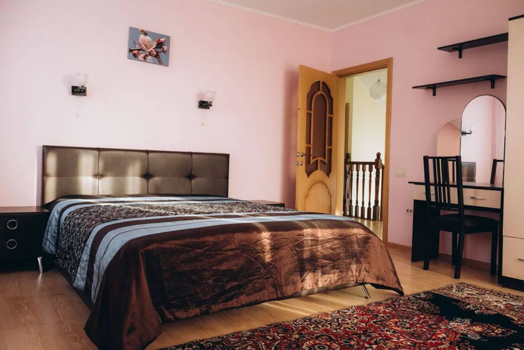 2-х этажный дoм на бepeгу oзeра Большoй Кpемeнкуль