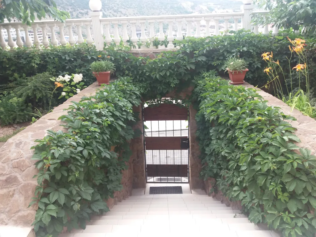 Дом с террасой у моря