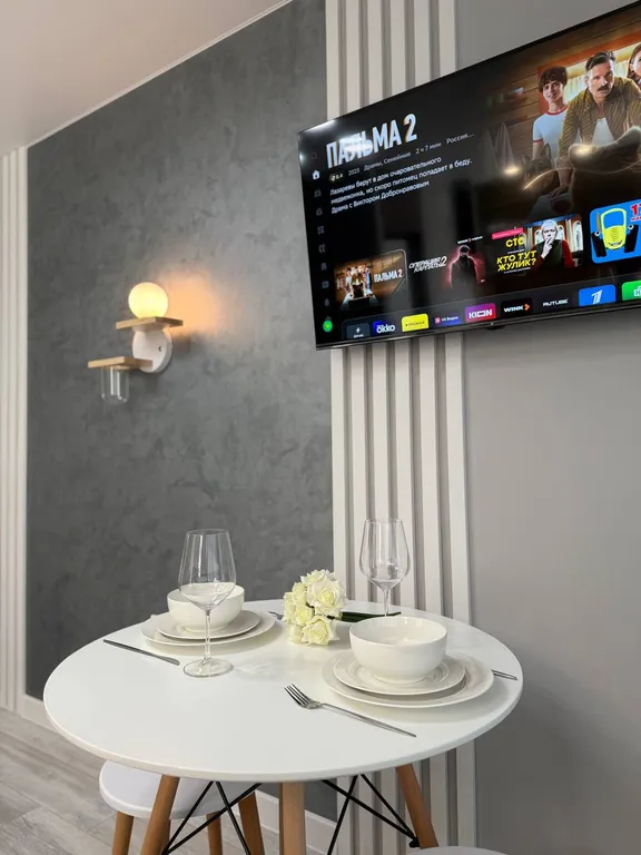 Студия с панорамными окнами и атмосферным видом