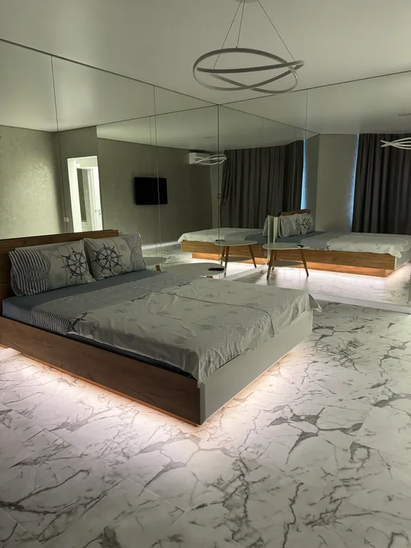 Зеркальные апартаменты